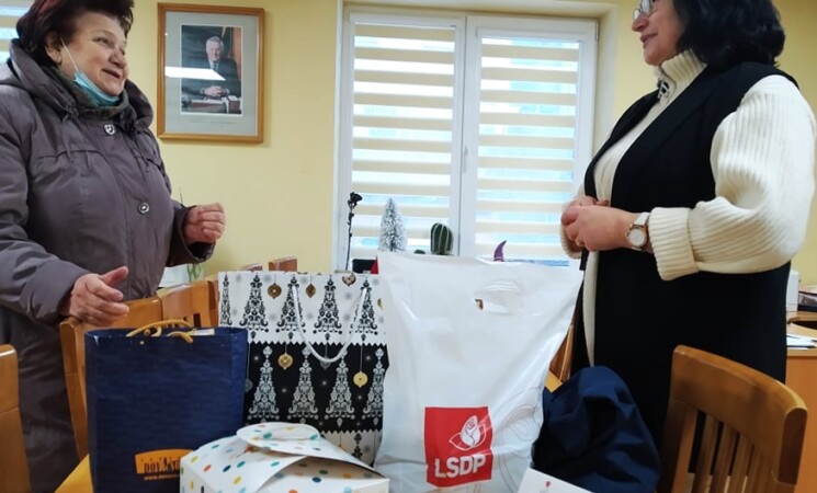 Klaipėdos socialdemokračių suaukoti maisto produktai padovanoti sunkiau gyvenantiems