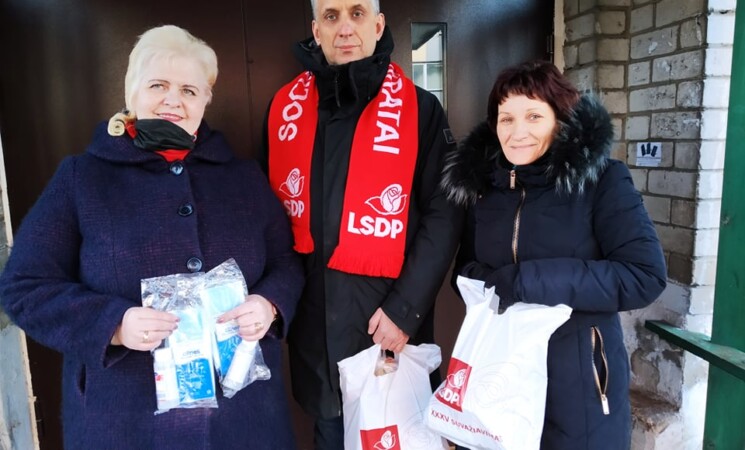 Klaipėdos socialdemokratai prieš šventes lankė vienišus senjorus