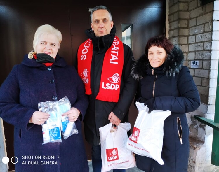 Klaipėdos socialdemokratai prieš šventes lankė vienišus senjorus
